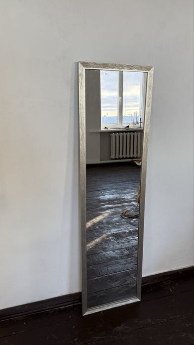 Нове дзеркало в золотистій рамці