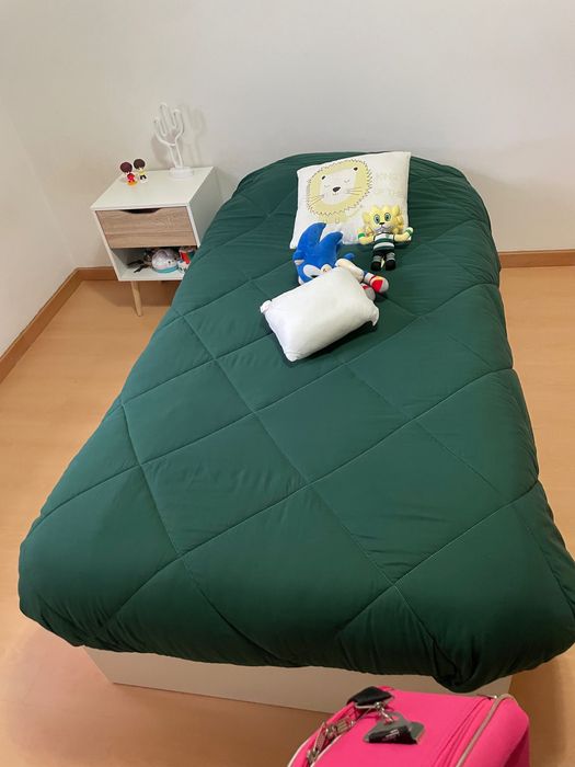 Sommier Branco, 190x90, com estrado de madeira e colchão.