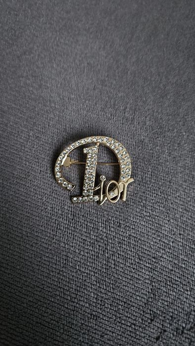 Złota litera D broszka