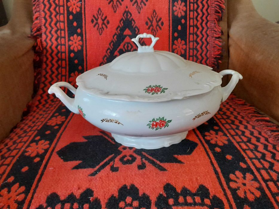 Porcelanowa waza prawdopodobnie Wałbrzych