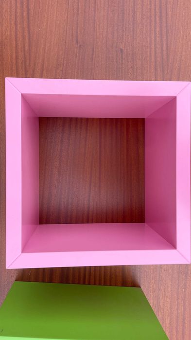Conjunto quarto — mesa de cabeceira + cubos de pares