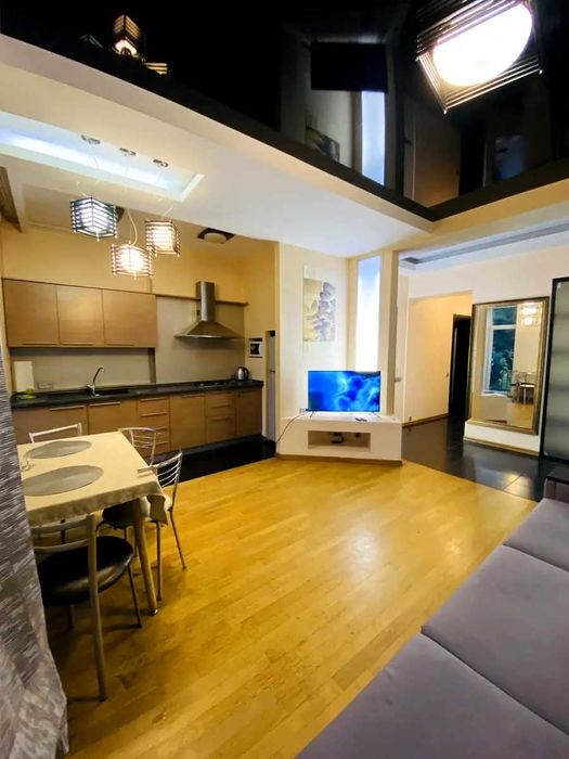 Продам видова 2к63м2 ремонт вул Басейна 17 Центр Сталінка з ліфтом