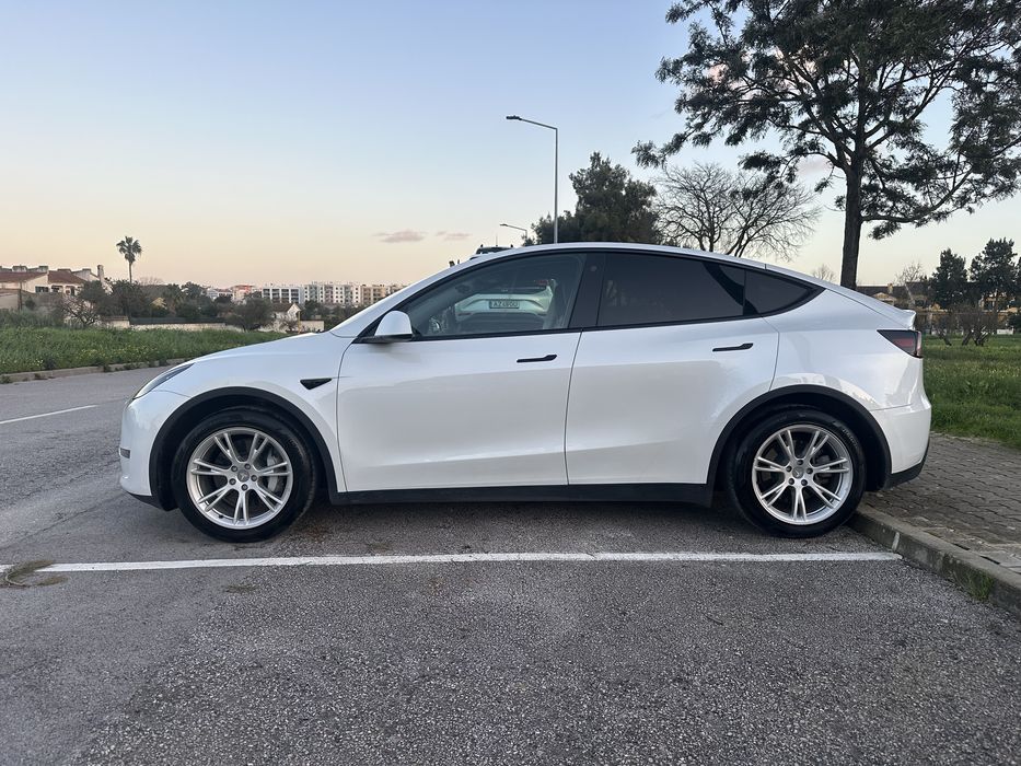 Tesla Model Y AWD Long Range  ( 37 mil kms )