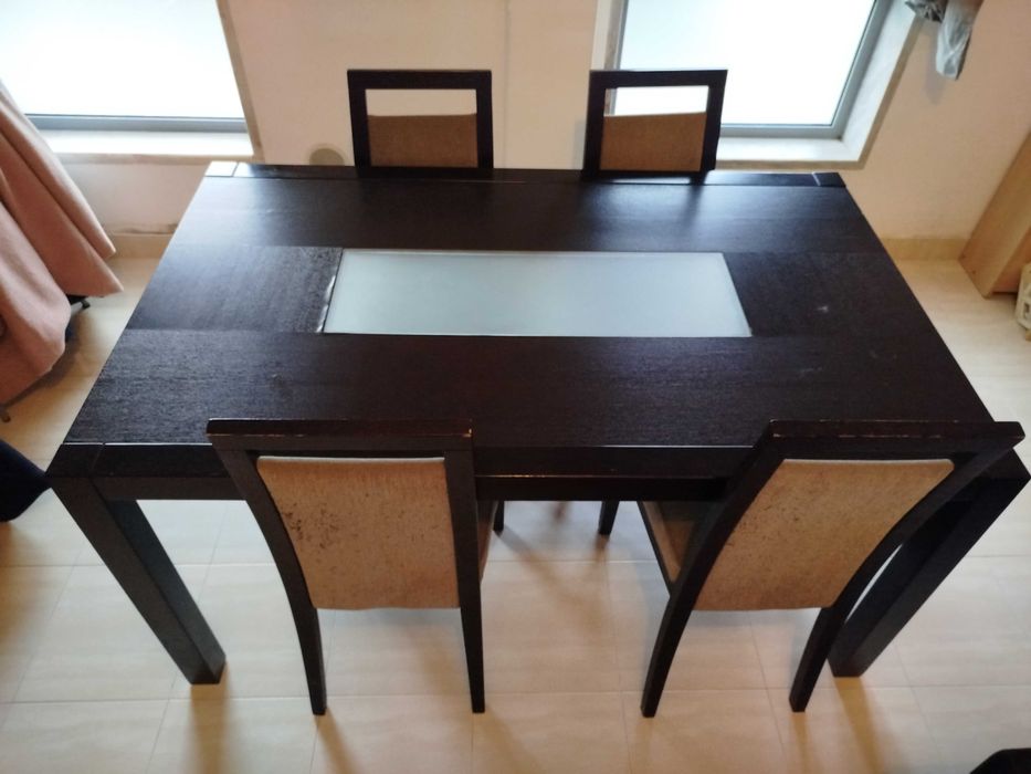 Mesa castanha para sala