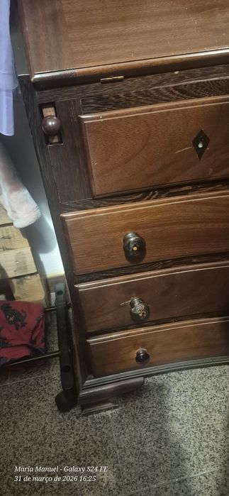Cómoda / Escrivaninha. com 2 gavetas e 3 gavetões