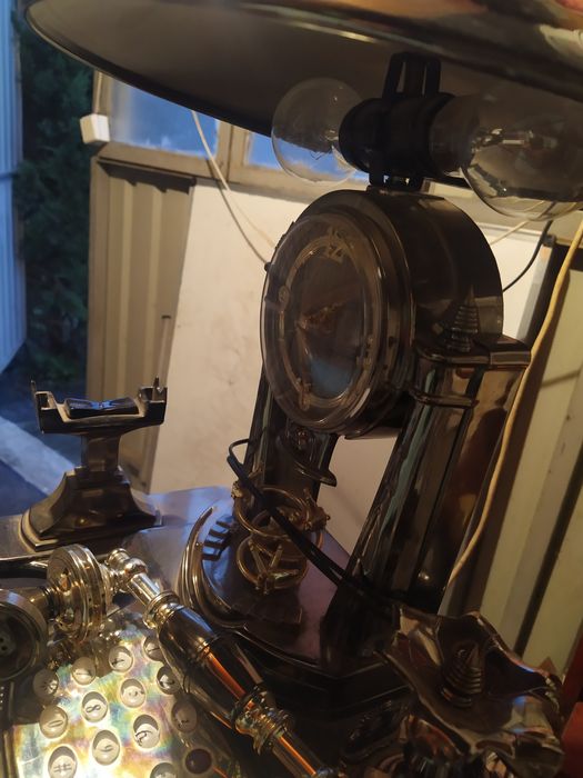 Продам часы будильник и телефон