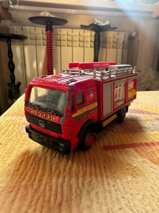 Іграшкова пожежна машина Mercedes «Fire Brigade» червона
