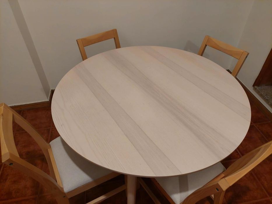 Mesa Lisabo e cadeiras de madeira como novas