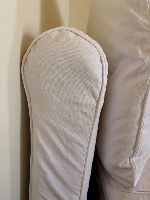 Sofá branco IKEA de 3 lugares.
