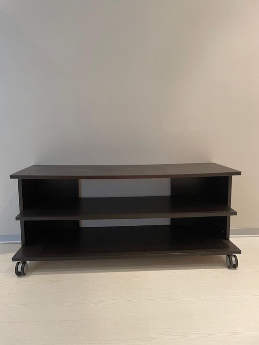 Móvel TV preto com rodízios