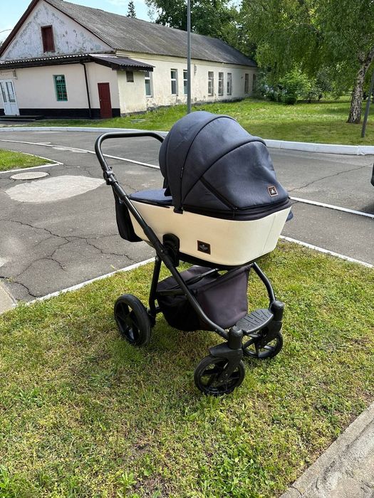 Продам універсальну дитячу коляску Adamex Barcelona 3 в 1.