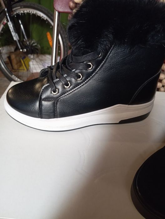 Ботінки жіночі. Нові. Сток.