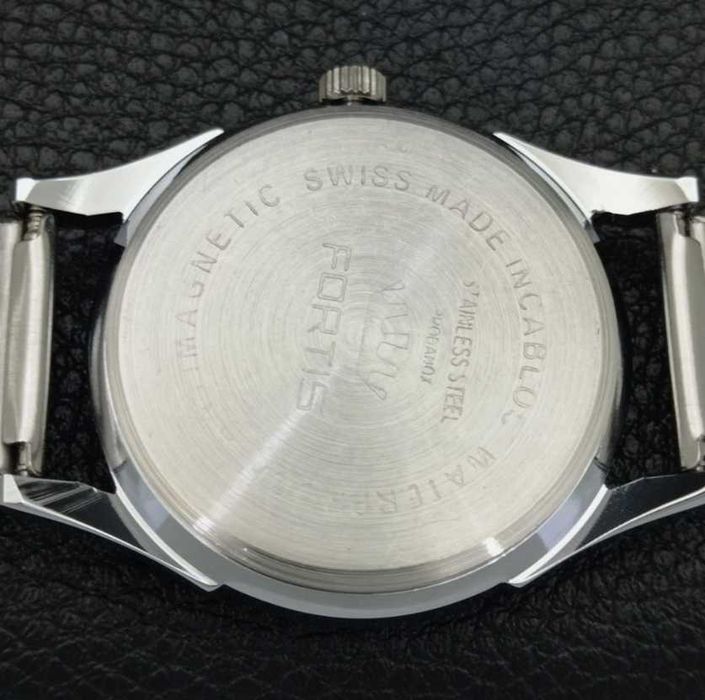 Relógio mecânico Fortis vermelho a corda de fabrico Suiço