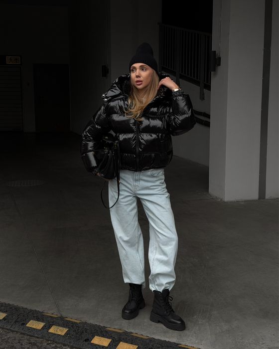 Жіночий лаковий пуховик чорний