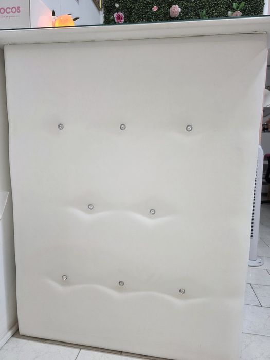 Balcão branco com brilhos