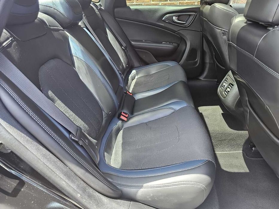 Chrysler 200 S      2015
