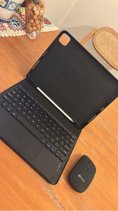 Ipad pro 11” M1 (com caneta e teclado generico)