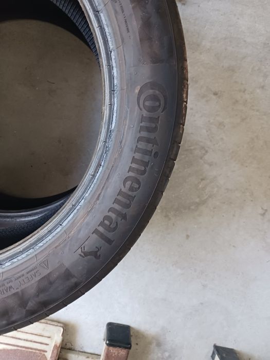 Vendo pneus semi-novos 225/50/17 Continental