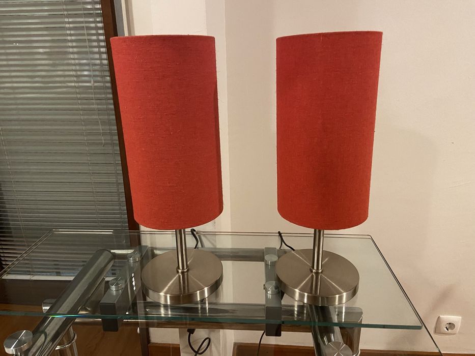 Candeeiros de mesa de cabeceira com abajour vernelho