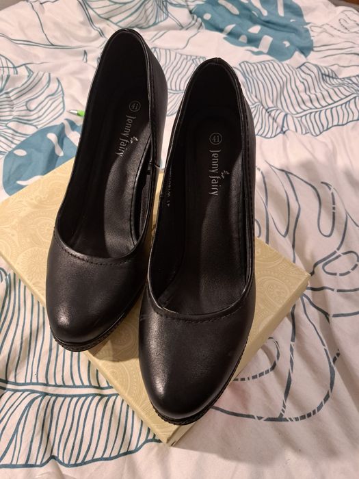 Czarne buty na obcasie