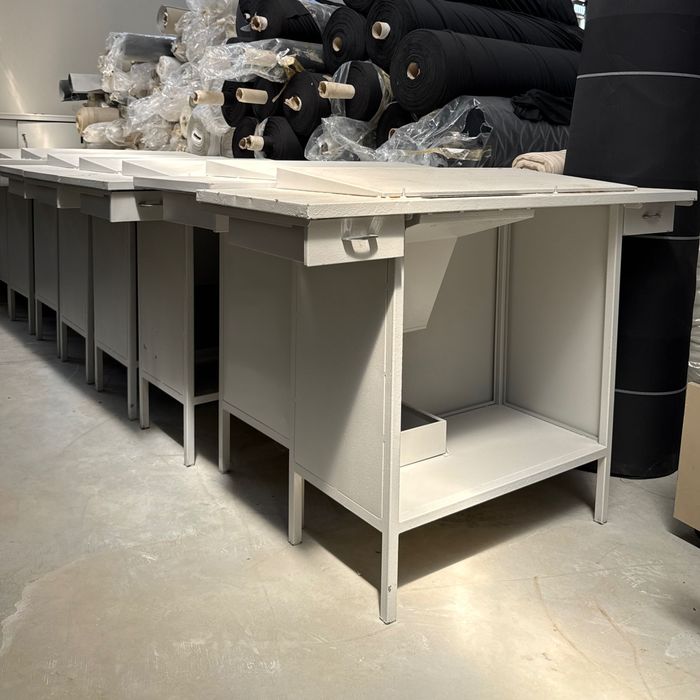 Mesas de corte em metal cinza claro para a indústria do calçado - 175€ cada