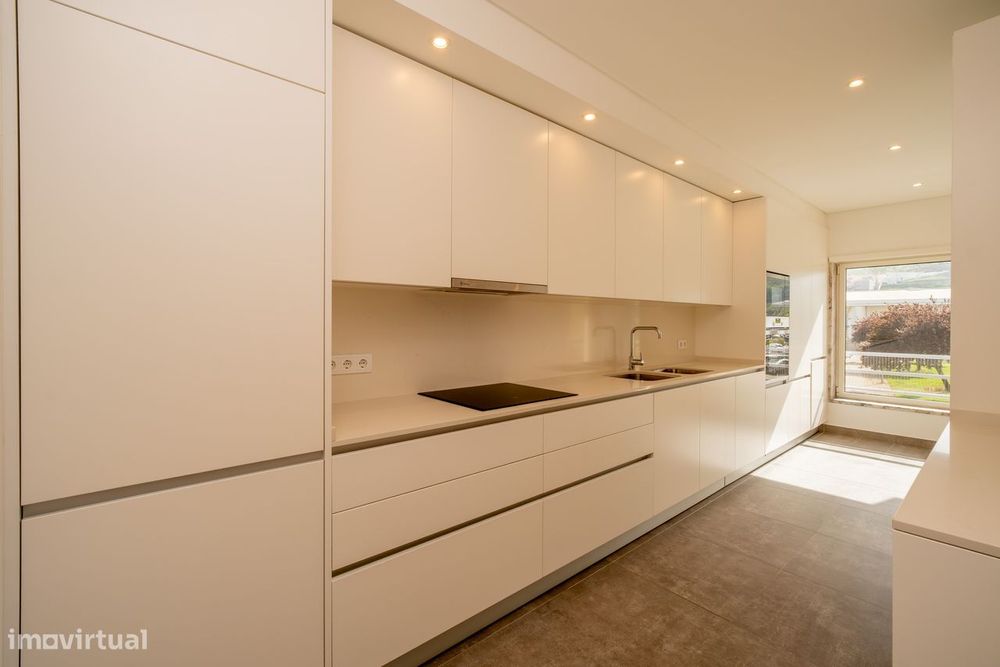 Apartamento T2 renovado com garagem e varanda na Expotorres