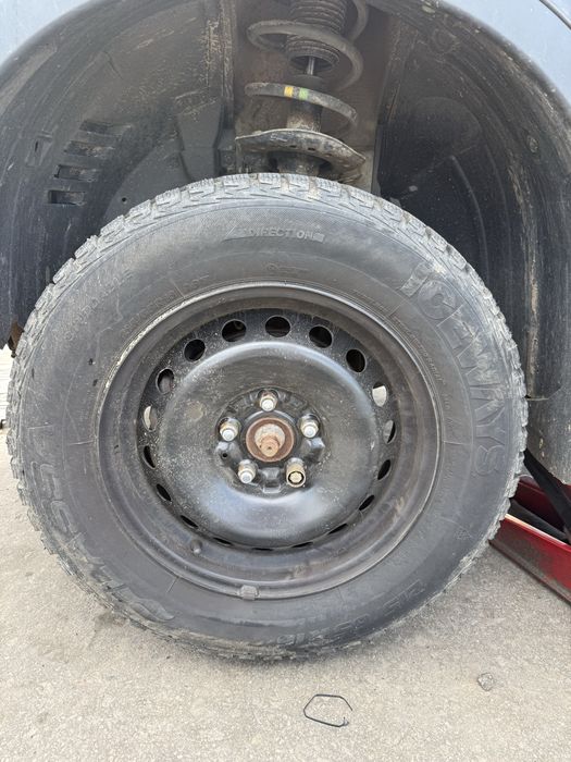 Продам компелкт зимней резины + диски 215/65/16 Lassa Iceways.