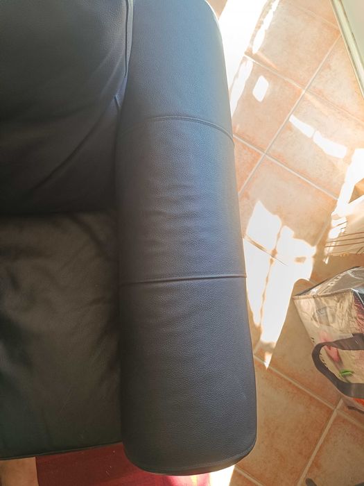 3 sofás em pele.