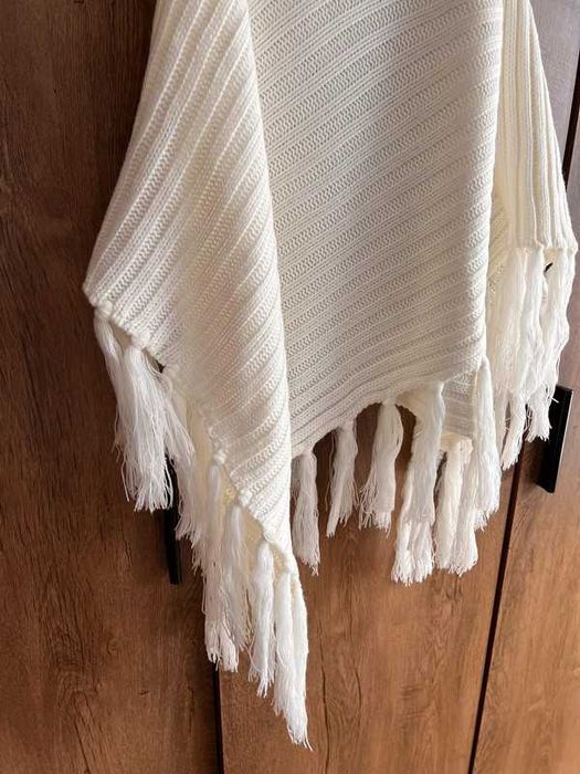 Piękne kimono śmietankowe frędzle stylowe ciepłe poncho białe