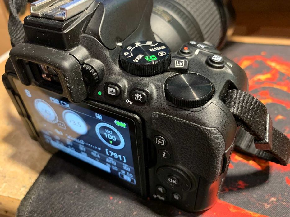 Nikon D5600 + Nikkor 18-140mm + Nikkor 35mm + torba