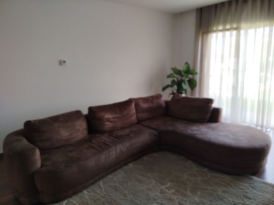 Sofá castanho com chaise longue