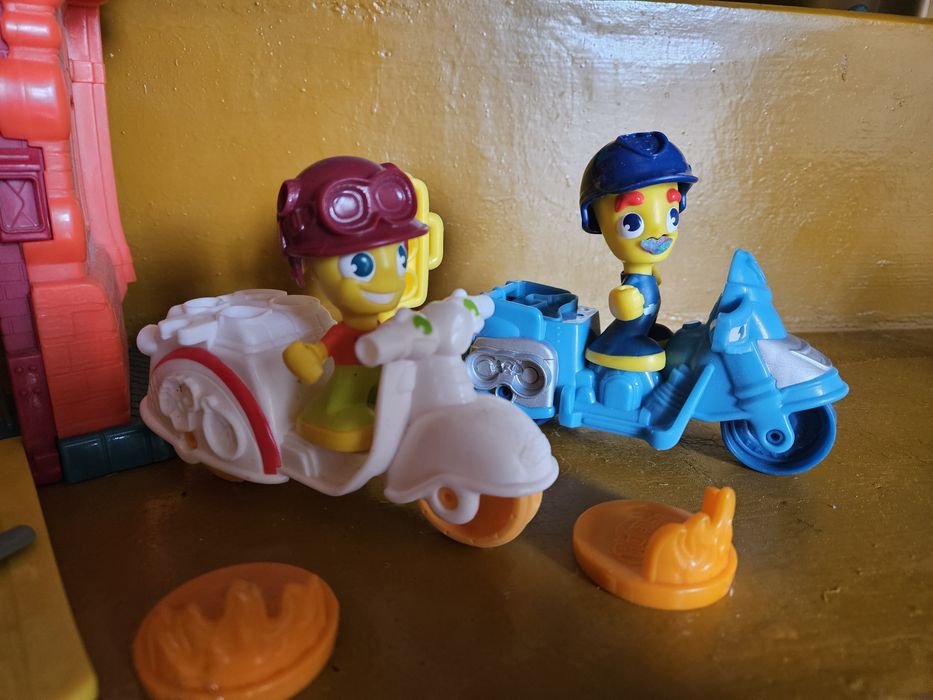 Play-doh ciastolina, zabawki do ciastoliny, wóz strażacki, remiza.