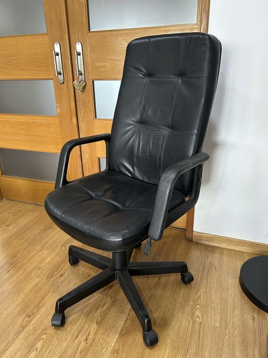 Cadeira de secretaria almofadada preta
