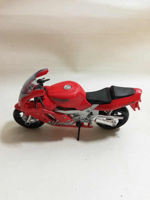 Kawasaki Ninja Zx-7r - Maisto 1:18