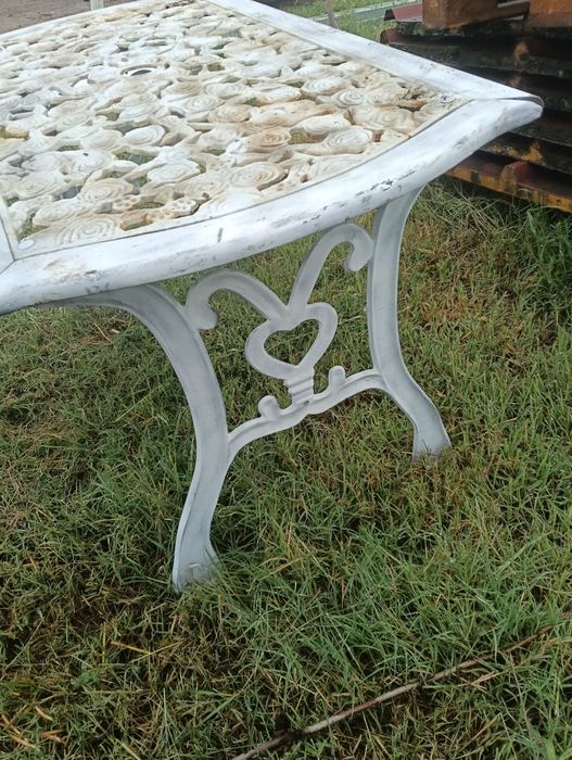 Mesa de jardim mais cadeiras