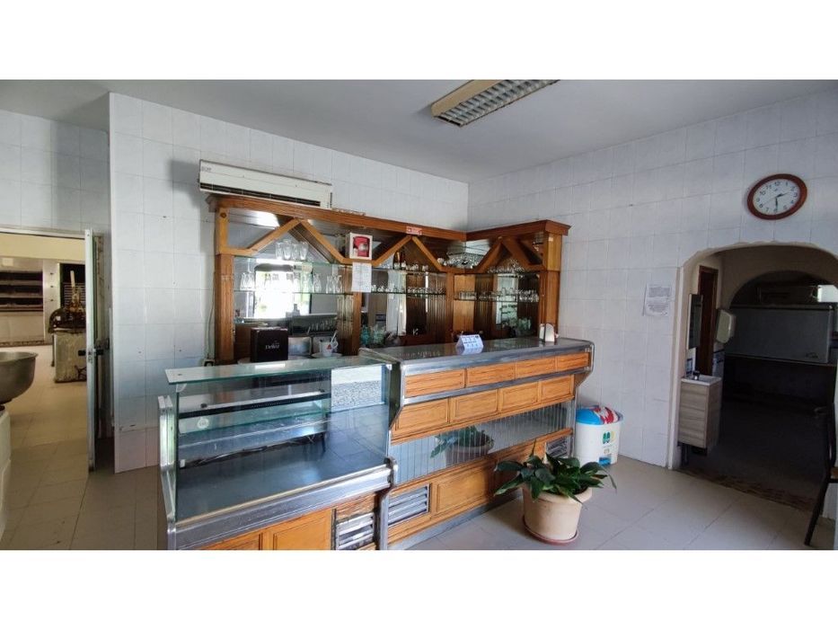 Moradia com grande área no centro de Bencatel - potencial para habi...