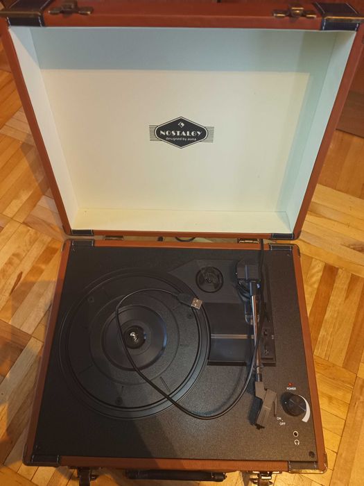 Sprzedam gramofon retro Nostalgy by Auna w walizkowej obudowie.