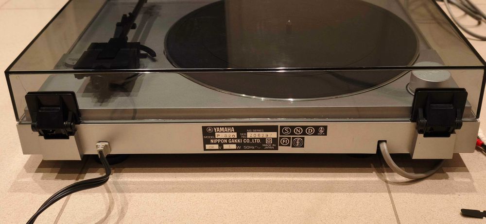 gramofon YAMAHA P-320