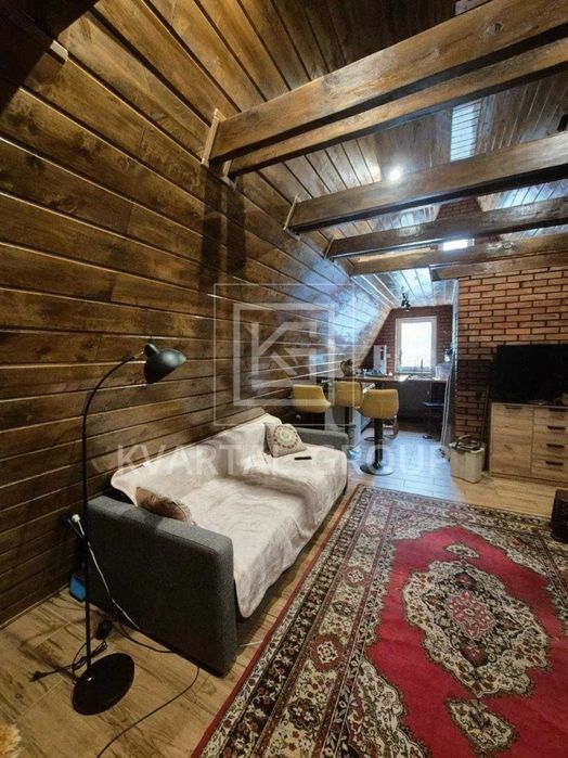 Сучасний будинок з ремонтом A-frame біля лісу та річки