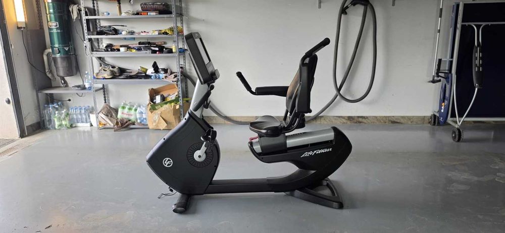 Rower stacjonarny pionowy LIFE FITNESS ELEVATION DISCOVER SE3 HD 95R