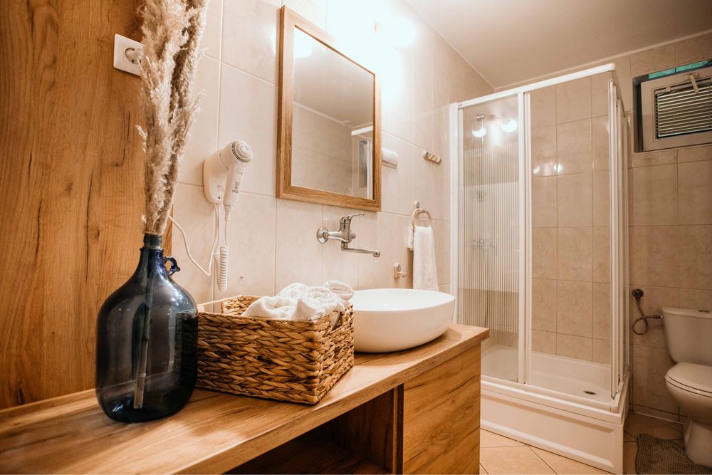 Zwolnil sie apartament na majowkę Noclegi z widokiem na jezioro w Bieszczadach, w gorach nad jeziorem Jacuzzi sauna