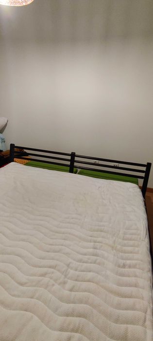 Cama de casal na cor Preto + 2 mesas de cabeceira (IKEA)