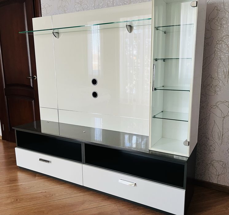 Сучасна італійська тумба під ТВ, 180 см, скло, білий глянець