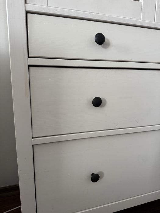 biała witryna z 3 szufladami IKEA HEMNES