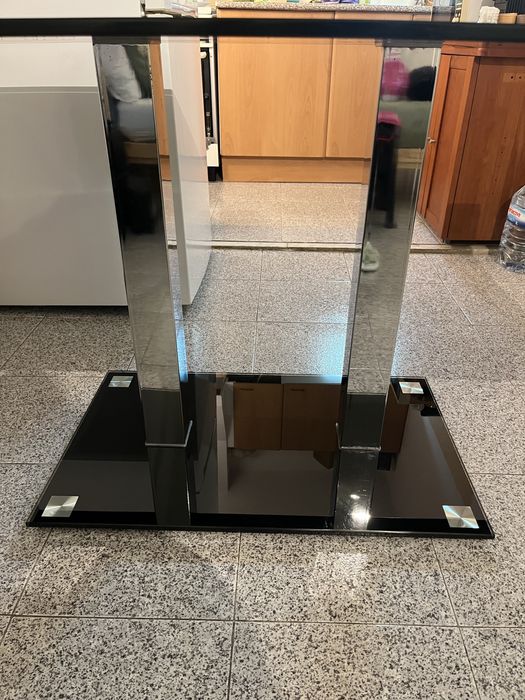 Mesa de vidro temperado, preta e prateado
