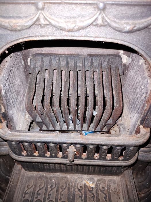 Salamandra antiga em ferro fundido