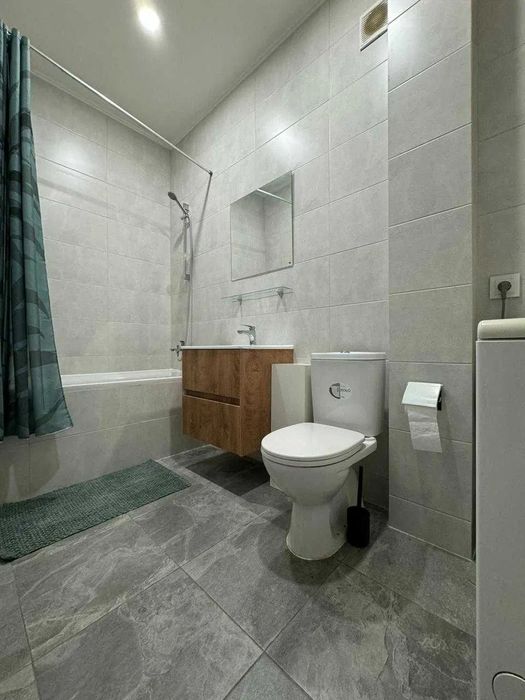 Продам 4-и к/к 85 м2 з гарним розташуванням в самому центрі міста.