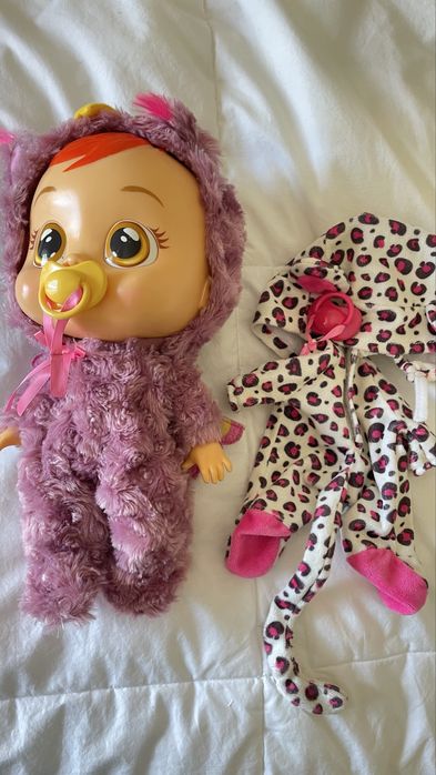 Boneca Cry Babies com 2 roupas inclusas