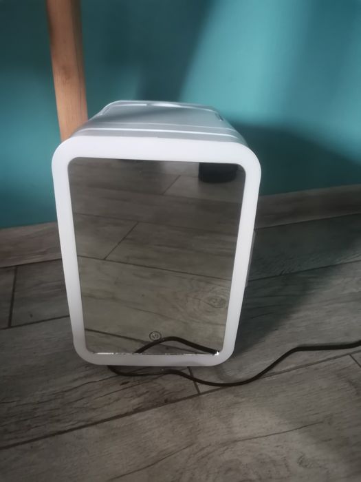 Lodówka mini do kosmetyków biała