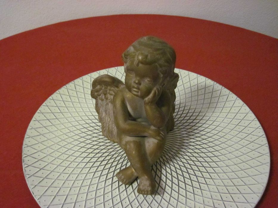 Anjo dourado de porcelana